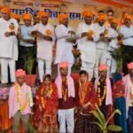 मुख्यमंत्री सामूहिक विवाह समारोह में 714 जोड़ों ने थामा एक-दूजे का हाथ नवदंपतियों पर पुष्प वर्षा करते जनप्रतिनिधि