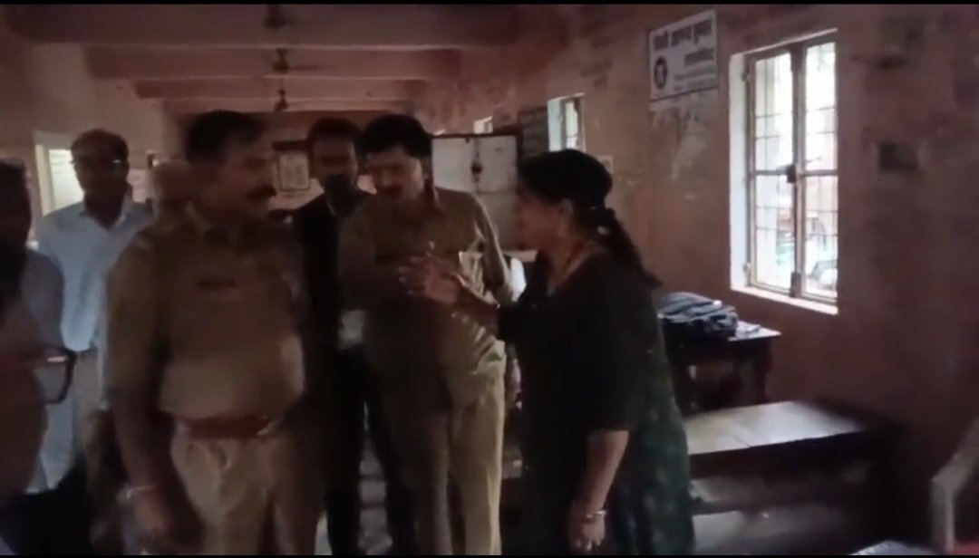 तहसील परिसर में महिला से मारपीट, जमीन पर गिराकर पीटने का आरोप