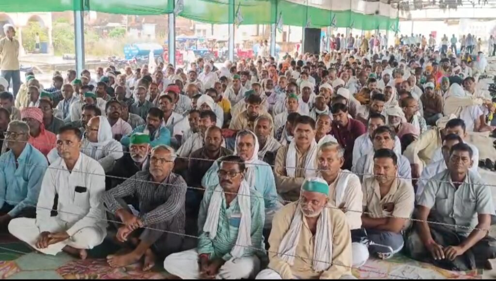 विशाल किसान महापंचायत में मौजूद सैकड़ों किसान