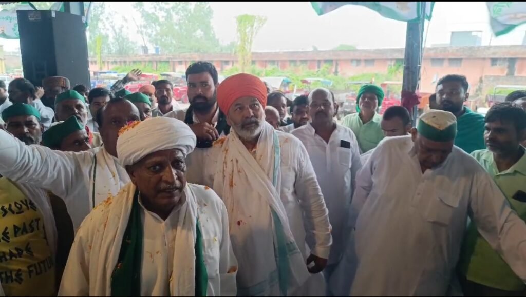 उरई मंडी परिषद में किसानों को संबोधित करते राकेश टिकैत