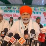 किसानों की समस्याओं पर मीडिया से बात करते राकेश टिकैत