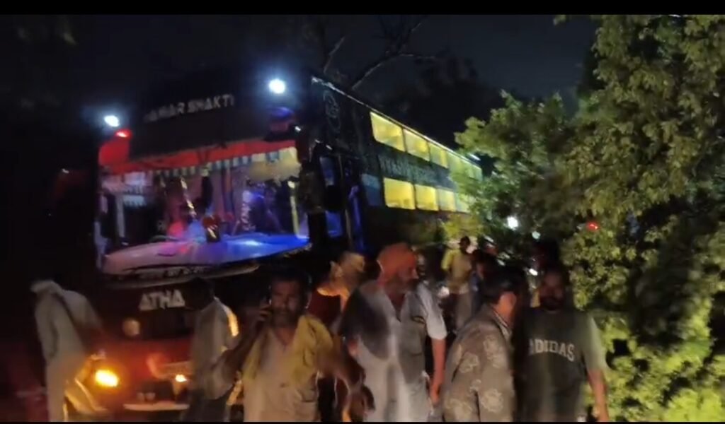 हादसे के बाद बस से सुरक्षित बाहर निकलते यात्री