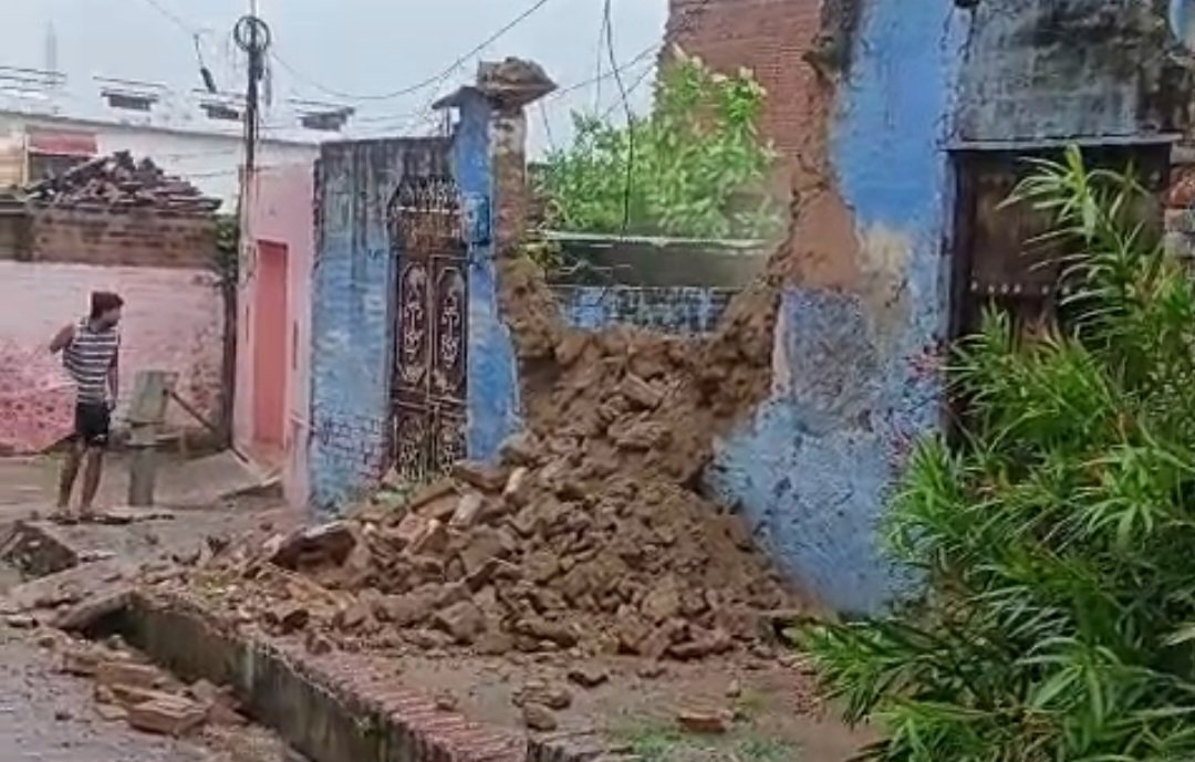 5 सेकंड में ताश के पत्तों की तरह ढहा जर्जर कच्चा मकान, LIVE VIDEO आया सामने