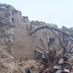 उदौतपुरा गांव में भारी बारिश के बाद ढहा कच्चा मकान और मलबे में दबा गृहस्थी का सामान।