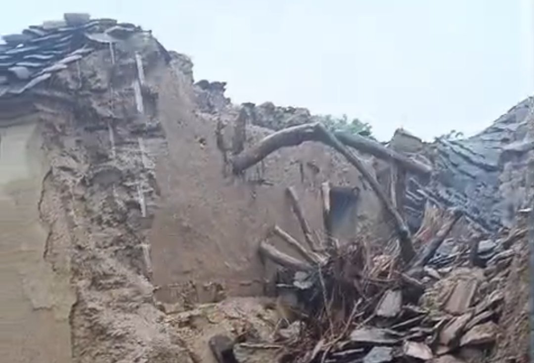 भारी बारिश से ढहा कच्चा मकान, मलबे में दबकर एक व्यक्ति घायल