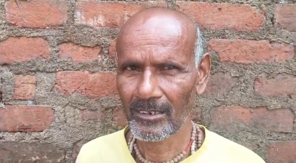 पीड़ित किशोरी पाल अपनी अपनी पीड़ा बताते हुए