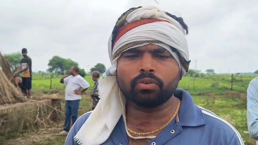 तीतरा खलीलपुर में श्मशान घाट की समस्या बताते मृतक के परिजन और ग्रामीण