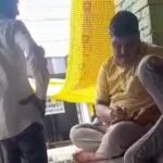 मियांगज में सट्टे की पर्चियां काटने का VIDEO वायरल, बाप-बेटे पर अवैध कारोबार के आरोप मियांगज में कथित सट्टे की पर्चियां काटते दो लोगों का वायरल वीडियो