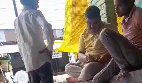 मियांगज में कथित सट्टे की पर्चियां काटते दो लोगों का वायरल वीडियो