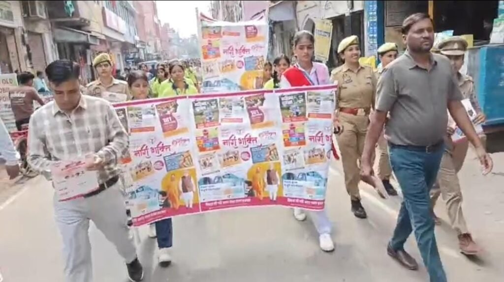 फतेहाबाद में मिशन शक्ति अभियान के तहत पुलिस के साथ जागरूकता रैली निकालतीं कन्या इंटर कॉलेज की छात्राएं।