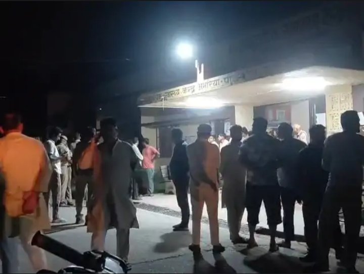 पीलीभीत के अमरिया थाना क्षेत्र में रामलीला कमेटी के विवाद के बाद घटनास्थल पर जांच करती पुलिस।