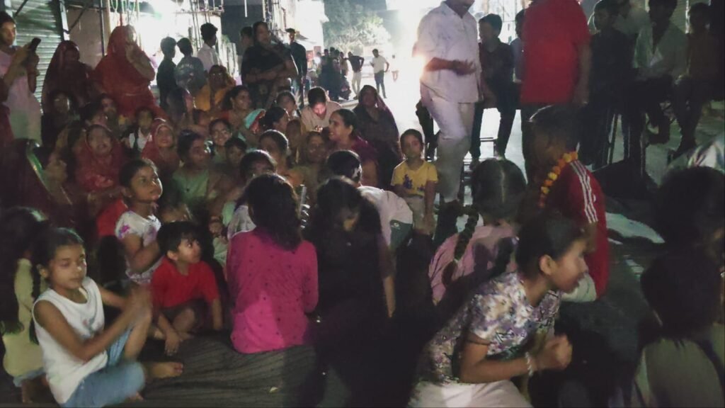 आगरा के फतेहाबाद में बिजली आपूर्ति बाधित होने के विरोध में प्राचीन हनुमान मंदिर के बाहर बाह रोड पर प्रदर्शन करते श्रद्धालु।