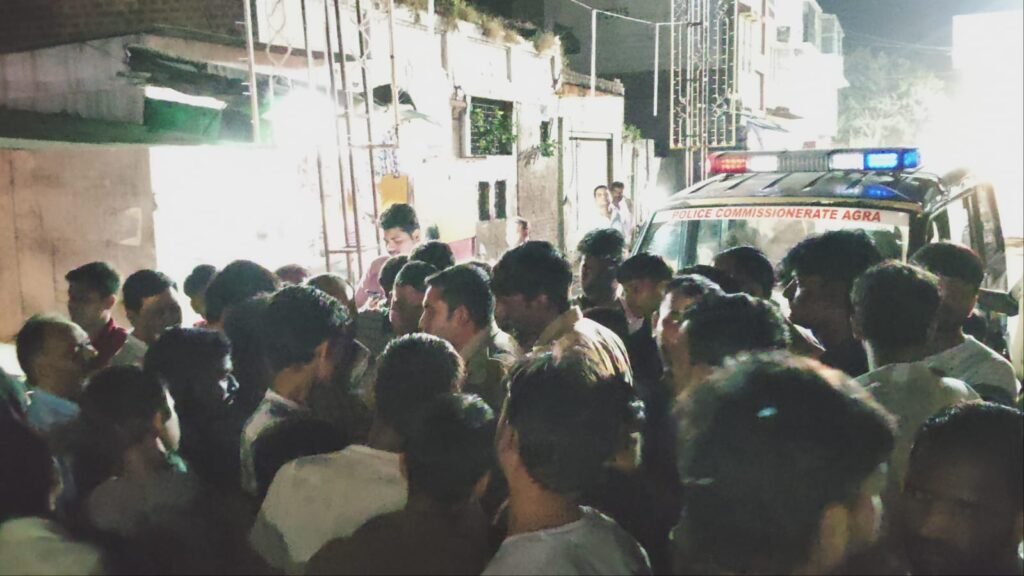 आगरा के फतेहाबाद में बिजली आपूर्ति बाधित होने के विरोध में प्राचीन हनुमान मंदिर के बाहर बाह रोड पर प्रदर्शन करते श्रद्धालु।