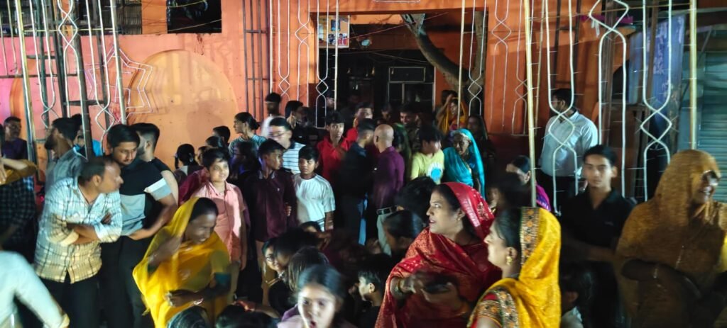 आगरा के फतेहाबाद में बिजली आपूर्ति बाधित होने के विरोध में प्राचीन हनुमान मंदिर के बाहर बाह रोड पर प्रदर्शन करते श्रद्धालु।