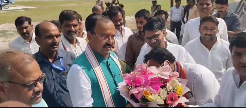 जालौन के उरई स्थित जागृति होटल में एमएलसी चुनाव को लेकर भाजपा संगठन की समीक्षा बैठक।