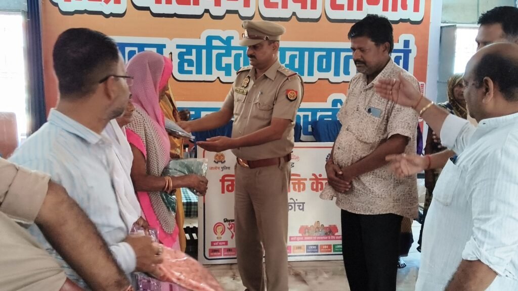 मिशन शक्ति अभियान के तहत कोंच पुलिस टीम ने जरूरतमंद महिलाओं को साड़ी और फल वितरित कर सामाजिक सेवा की मिसाल पेश की।