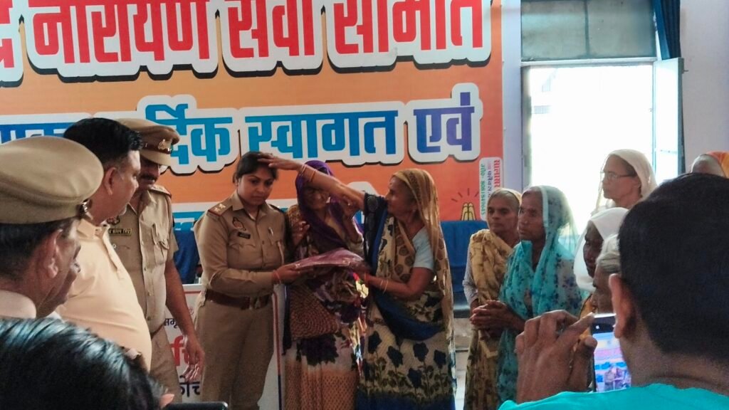 मिशन शक्ति अभियान के तहत कोंच पुलिस टीम ने जरूरतमंद महिलाओं को साड़ी और फल वितरित कर सामाजिक सेवा की मिसाल पेश की।