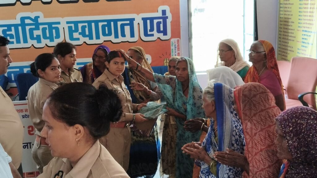 मिशन शक्ति अभियान के तहत कोंच पुलिस टीम ने जरूरतमंद महिलाओं को साड़ी और फल वितरित कर सामाजिक सेवा की मिसाल पेश की।