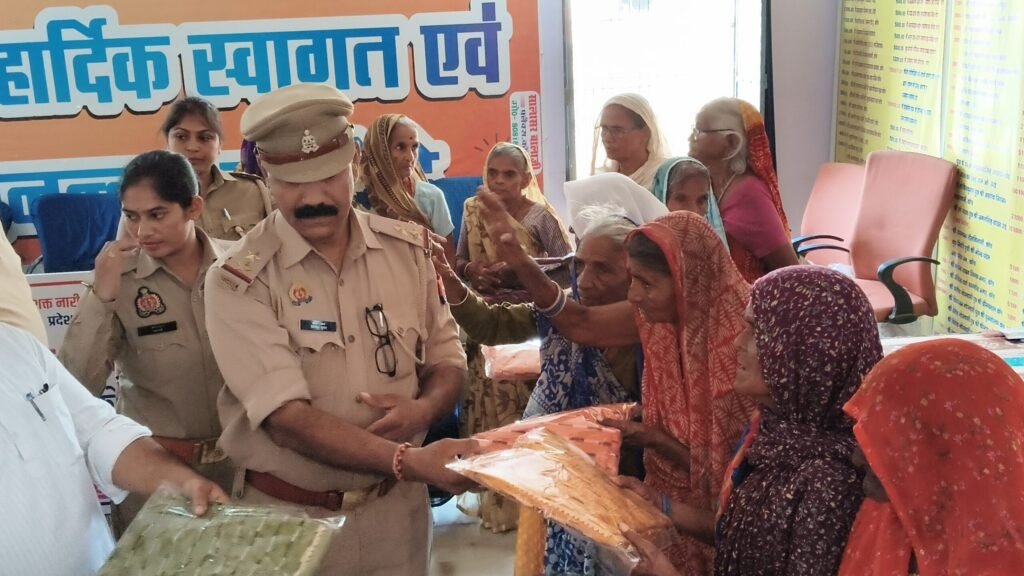 मिशन शक्ति अभियान के तहत कोंच पुलिस टीम ने जरूरतमंद महिलाओं को साड़ी और फल वितरित कर सामाजिक सेवा की मिसाल पेश की।