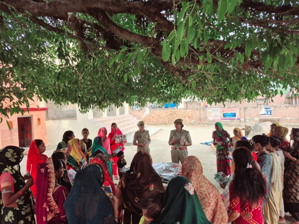 बदायूं के हजरतपुर गांव में मिशन शक्ति अभियान के तहत महिला चौपाल आयोजित कर महिलाओं और बालिकाओं को सुरक्षा, सरकारी योजनाओं और हेल्पलाइन नंबरों की जानकारी देती पुलिस।