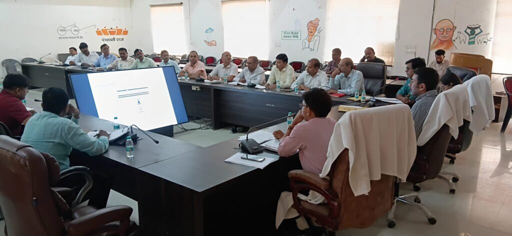 अमेठी के विकास भवन सभागार में गोरखपुर-फैजाबाद खंड शिक्षक निर्वाचन के लिए मतदान कार्मिकों को प्रशिक्षण देते अधिकारी।