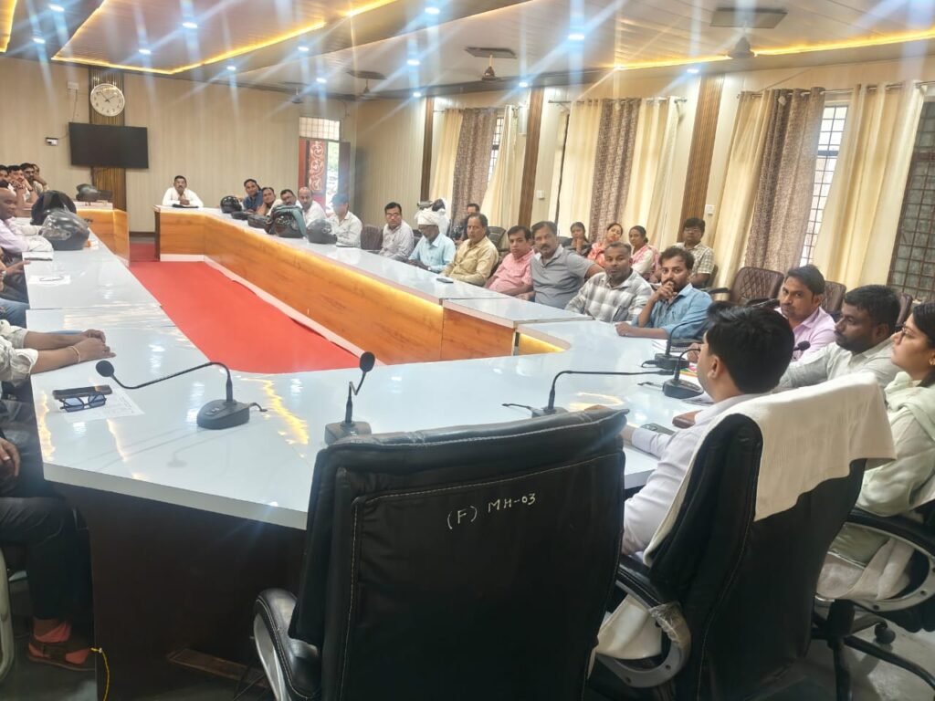 आगरा के फतेहाबाद तहसील सभागार में SIR-2026 के विशेष अभियान को लेकर बीएलओ सुपरवाइजरों के साथ बैठक करते तहसीलदार शिखर मिश्रा।