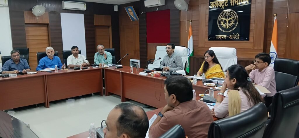 अमेठी के कलेक्ट्रेट सभागार में सीएम डैशबोर्ड और निर्माण कार्यों की समीक्षा बैठक में अधिकारियों को निर्देश देते जिलाधिकारी शशांक चौधरी।