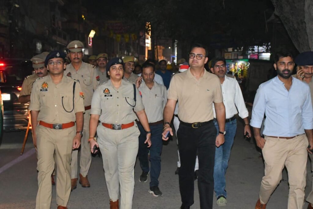 बदायूं में त्योहारों के मद्देनजर पैदल गश्त कर सुरक्षा व्यवस्था का जायजा लेते जिलाधिकारी और वरिष्ठ पुलिस अधीक्षक।