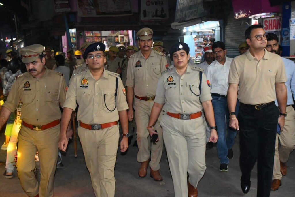 बदायूं में त्योहारों के मद्देनजर पैदल गश्त कर सुरक्षा व्यवस्था का जायजा लेते जिलाधिकारी और वरिष्ठ पुलिस अधीक्षक।