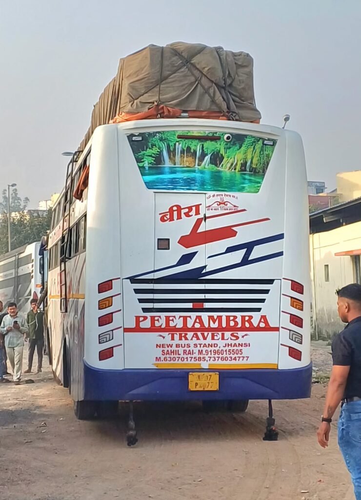 जालौन के आटा थाना क्षेत्र में परिवहन विभाग की कार्रवाई के दौरान पकड़ी गई प्राइवेट स्लीपर बसें