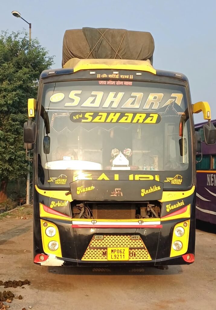 जालौन के आटा थाना क्षेत्र में परिवहन विभाग की कार्रवाई के दौरान पकड़ी गई प्राइवेट स्लीपर बसें
