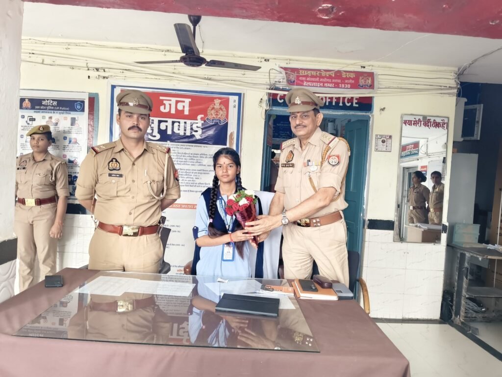 जालौन की माधौगढ़ कोतवाली में मिशन शक्ति 6.0 के तहत एक दिन की प्रभारी निरीक्षक बनीं छात्रा प्रियांशी।