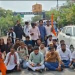 जालौन में ABVP का प्रदर्शन, छात्रों में सकारात्मक सोच विकसित करने की उठाई मांग जालौन के उरई में डीवीसी कॉलेज के सामने प्रदर्शन करते अखिल भारतीय विद्यार्थी परिषद के कार्यकर्ता।