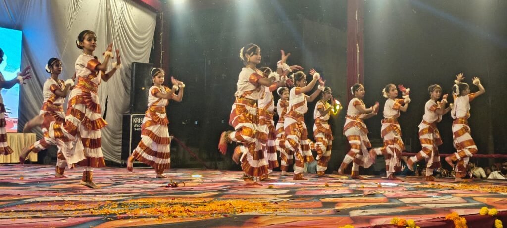अमेठी के जगदीशपुर स्थित सेठ एम.आर. जयपुरिया स्कूल में आयोजित डांडिया उत्सव 2026 में सांस्कृतिक प्रस्तुतियां देते विद्यार्थी