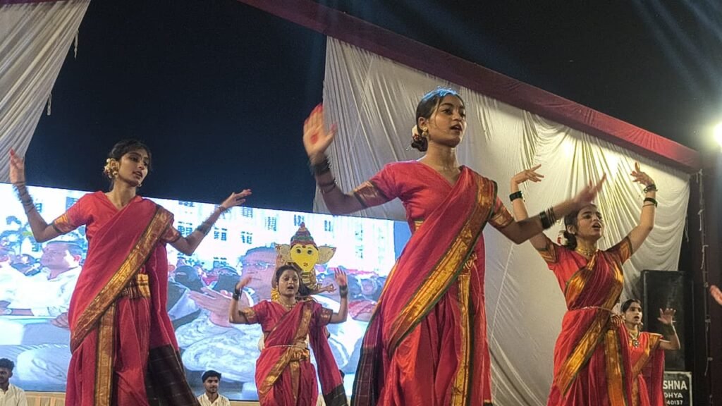 अमेठी के जगदीशपुर स्थित सेठ एम.आर. जयपुरिया स्कूल में आयोजित डांडिया उत्सव 2026 में सांस्कृतिक प्रस्तुतियां देते विद्यार्थी