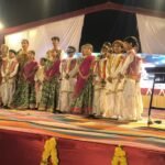 अमेठी के जगदीशपुर स्थित सेठ एम.आर. जयपुरिया स्कूल में आयोजित डांडिया उत्सव 2026 में सांस्कृतिक प्रस्तुतियां देते विद्यार्थी