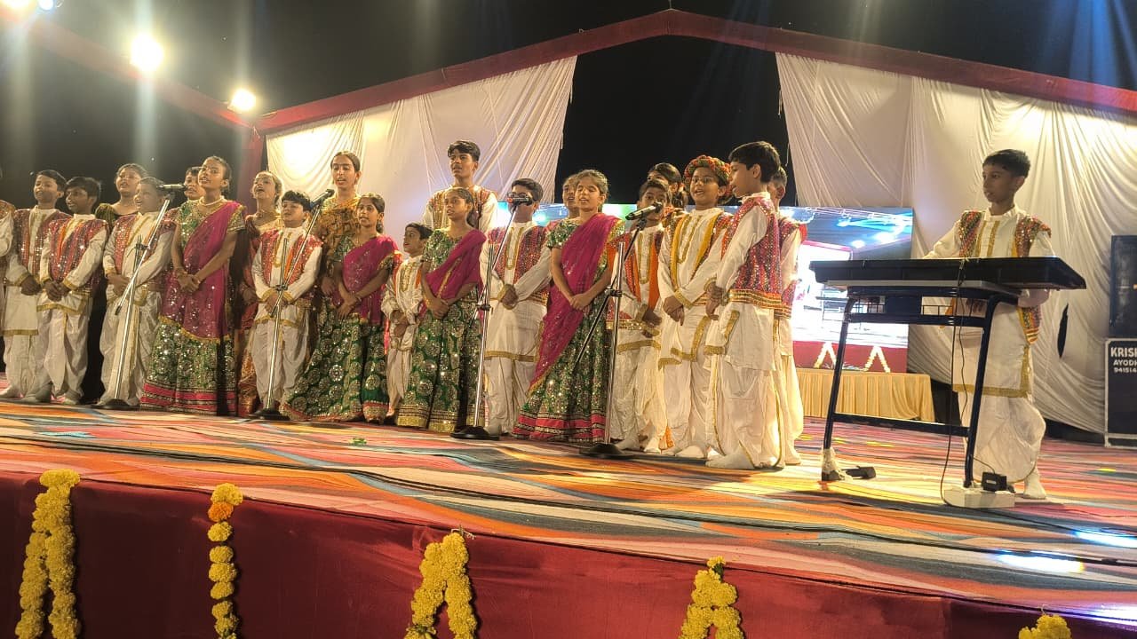 अमेठी के जगदीशपुर स्थित सेठ एम.आर. जयपुरिया स्कूल में आयोजित डांडिया उत्सव 2026 में सांस्कृतिक प्रस्तुतियां देते विद्यार्थी