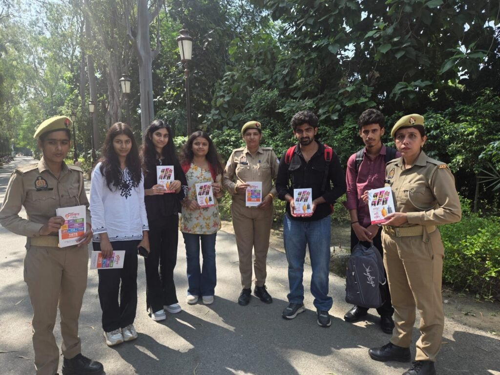 बरेली के भोजीपुरा थाना क्षेत्र के बिल्वा गांव में मिशन शक्ति फेज-6.0 के तहत महिला एवं बाल सुरक्षा जागरूकता कार्यक्रम आयोजित करते पुलिस और महिला कल्याण विभाग की टीमें।