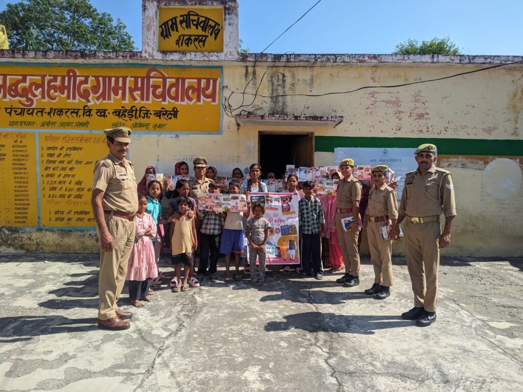 बरेली के भोजीपुरा थाना क्षेत्र के बिल्वा गांव में मिशन शक्ति फेज-6.0 के तहत महिला एवं बाल सुरक्षा जागरूकता कार्यक्रम आयोजित करते पुलिस और महिला कल्याण विभाग की टीमें।