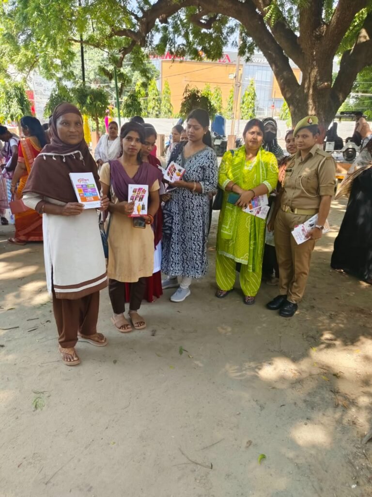बरेली के भोजीपुरा थाना क्षेत्र के बिल्वा गांव में मिशन शक्ति फेज-6.0 के तहत महिला एवं बाल सुरक्षा जागरूकता कार्यक्रम आयोजित करते पुलिस और महिला कल्याण विभाग की टीमें।