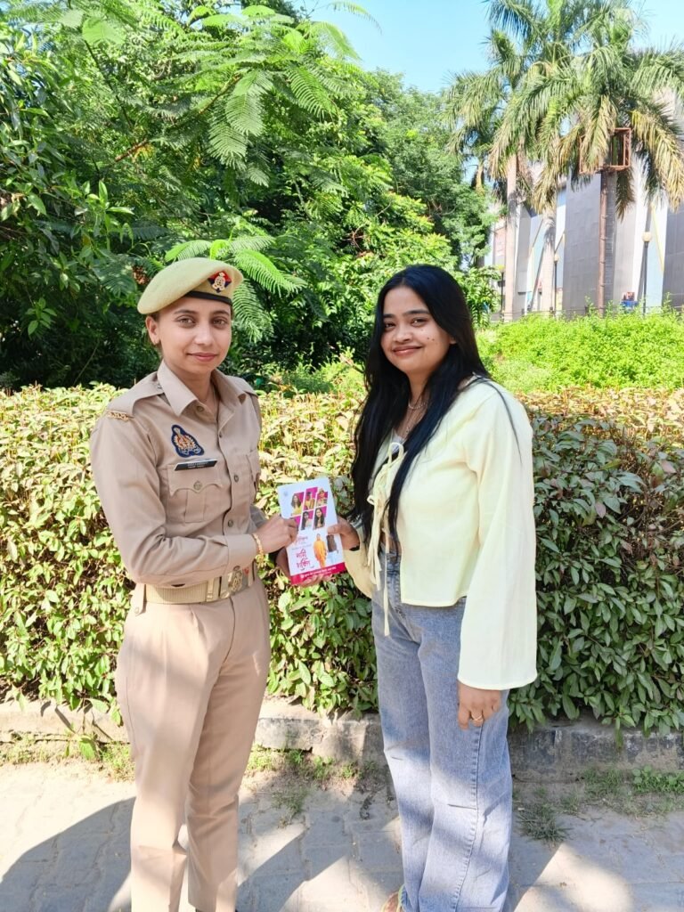 बरेली के भोजीपुरा थाना क्षेत्र के बिल्वा गांव में मिशन शक्ति फेज-6.0 के तहत महिला एवं बाल सुरक्षा जागरूकता कार्यक्रम आयोजित करते पुलिस और महिला कल्याण विभाग की टीमें।