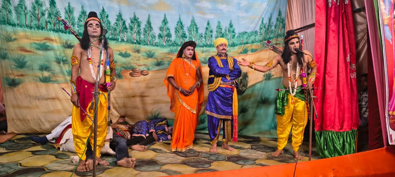 अमेठी के संभई गांव में रामलीला के दौरान भगवान श्रीराम के वन गमन प्रसंग का मंचन करते कलाकार।