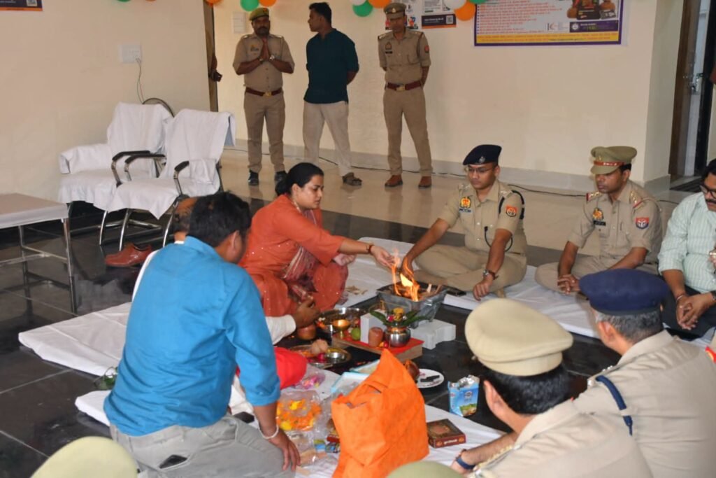 बदायूं के चित्रांश नगर में नए साइबर क्राइम पुलिस थाने का उद्घाटन करतीं एसएसपी अंकिता शर्मा।