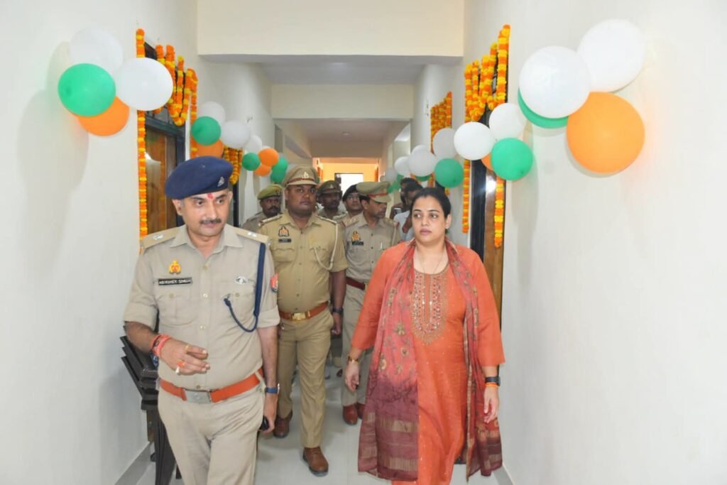 बदायूं के चित्रांश नगर में नए साइबर क्राइम पुलिस थाने का उद्घाटन करतीं एसएसपी अंकिता शर्मा।