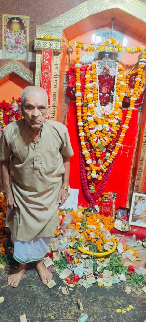 मंदिर का पुजारी
