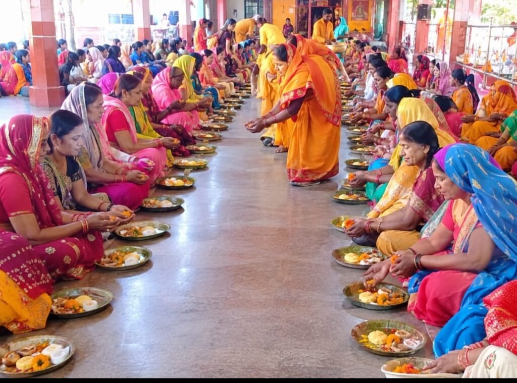 अमेठी के गोरा स्थित श्री संकट मोचन हनुमान गढ़ी मंदिर में नवंबर में आयोजित होने वाले चार दिवसीय धार्मिक कार्यक्रम का प्रचार-प्रसार।