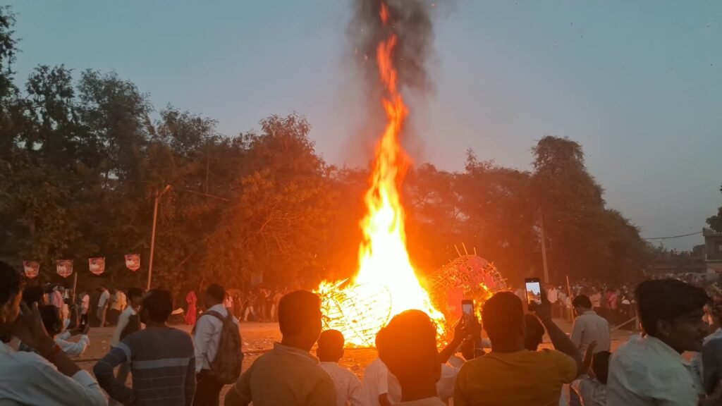 जालौन के कोंच में दशहरे पर धनु तालाब मैदान में होने वाले पारंपरिक राम-रावण युद्ध मंचन का दृश्य