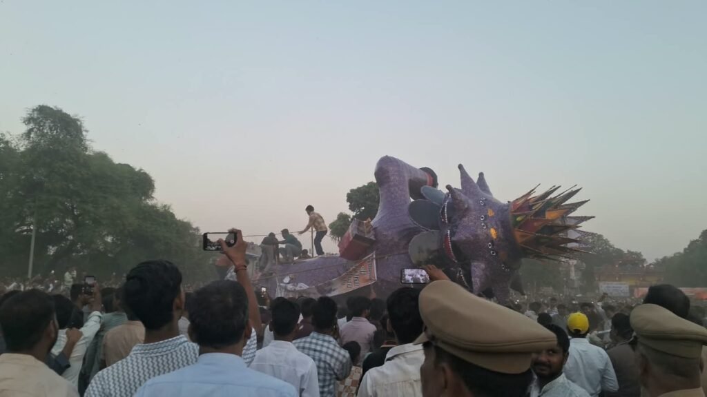 जालौन के कोंच में दशहरे पर धनु तालाब मैदान में होने वाले पारंपरिक राम-रावण युद्ध मंचन का दृश्य