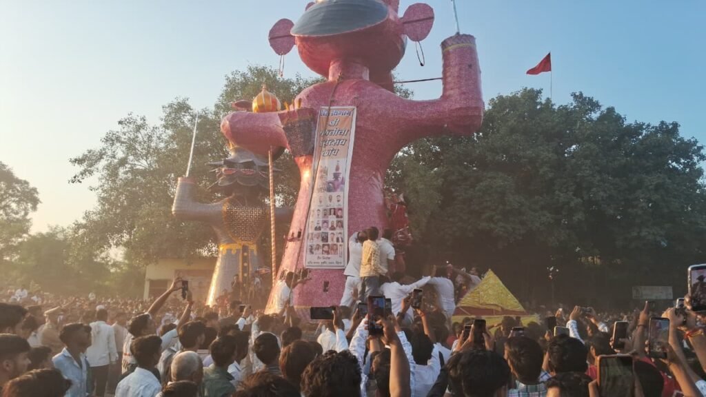 जालौन के कोंच में दशहरे पर धनु तालाब मैदान में होने वाले पारंपरिक राम-रावण युद्ध मंचन का दृश्य