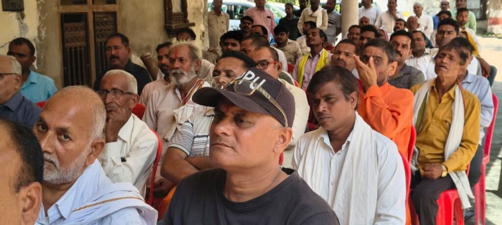 अमेठी के जामों स्थित राजभवन में कुंडा की प्रस्तावित रामकथा के निमंत्रण अभियान को लेकर आयोजित बैठक में शामिल जनप्रतिनिधि और गणमान्य नागरिक